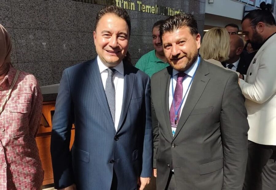 “Dost Kalemler Sofrasına” konuk olan Deva Partisi İlçe Başkanı Şenol Korkmaz, Beykoz’da halkın iradesinin gasp edildiği iddiasında bulunurken, CHP’yi de, halkın iradesine sahip çıkamadıkları gerekçesiyle beceriksizlikle suçladı. 