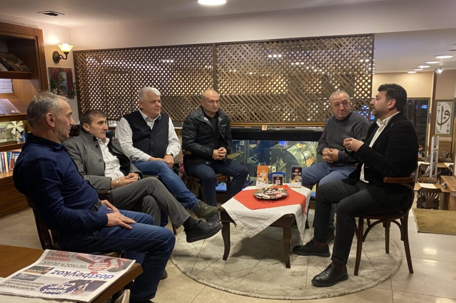 “Dost Kalemler Sofrasına” konuk olan Deva Partisi İlçe Başkanı Şenol Korkmaz, Beykoz’da halkın iradesinin gasp edildiği iddiasında bulunurken, CHP’yi de, halkın iradesine sahip çıkamadıkları gerekçesiyle beceriksizlikle suçladı. 