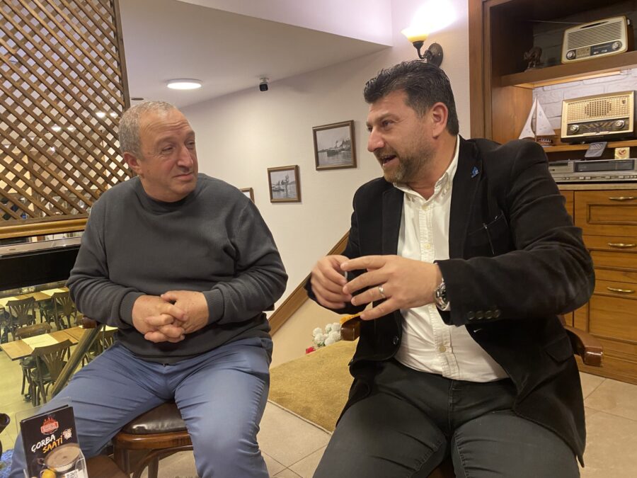 “Dost Kalemler Sofrasına” konuk olan Deva Partisi İlçe Başkanı Şenol Korkmaz, Beykoz’da halkın iradesinin gasp edildiği iddiasında bulunurken, CHP’yi de, halkın iradesine sahip çıkamadıkları gerekçesiyle beceriksizlikle suçladı. 