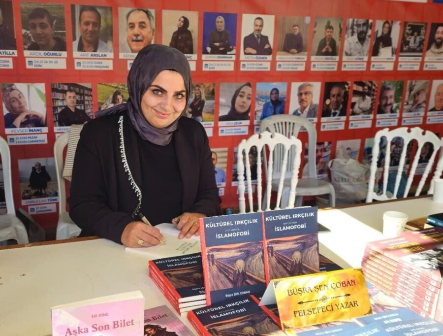 Dost Beykoz Gazetesi yazarlarından felsefeci yazar Büşra Şen Çoban, ‘Kültürel Irkçılık Bağlamında İslamofobi’ adlı kitabıyla Batman 8. Kitap Fuarı’nda okurlarıyla buluştu. İmza gününe katılan Çoban, kitabı üzerine gerçekleştirilen sohbetlerde okurlardan yoğun ilgi gördü.