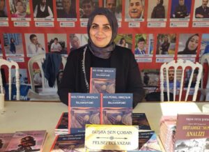 Atina sokaklarında, hakikatin peşinde, insanlara düşünmeyi, sorgulamayı, “neden?” demeyi öğreten