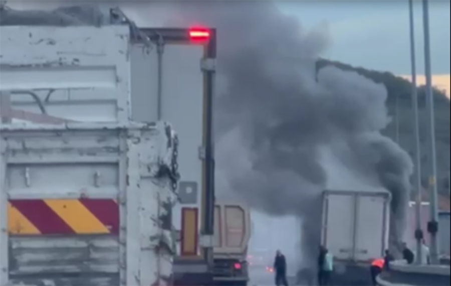 Kuzey Marmara Otoyolu Beykoz mevkiinde seyir halindeki kamyon alevlere teslim