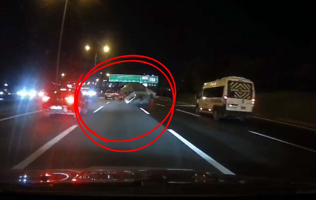 Beykoz’da kamyonetle makas atmaya çalışan sürücü, bir başka otomobile çarparak