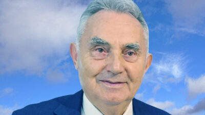 “Eğitim, iyi bir yurttaş yetiştirmeyi hedeflemiyorsa eksiktir; çünkü devletin geleceği