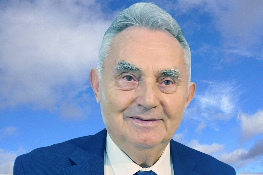 “Eğitim, iyi bir yurttaş yetiştirmeyi hedeflemiyorsa eksiktir; çünkü devletin geleceği