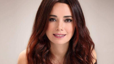 Ünlü oyuncu Özgü Namal, şoförünün kullandığı ve içinde kızlarının da