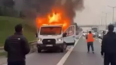 Beykoz Kavacık’ta seyir halindeki kamyonet motor kısmından çıkan alevlere teslim
