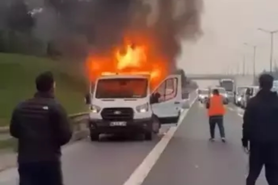 Beykoz Kavacık’ta seyir halindeki kamyonet motor kısmından çıkan alevlere teslim