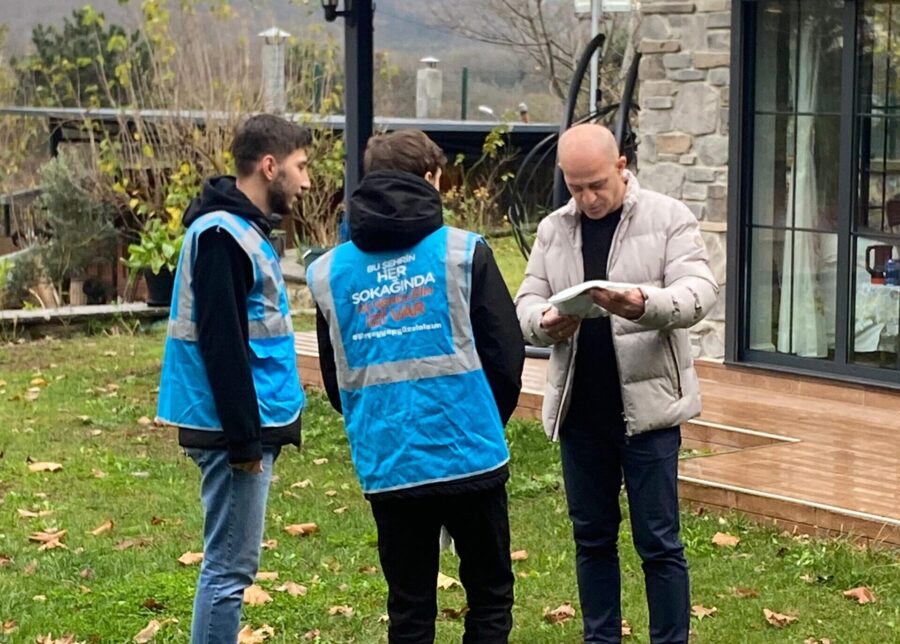 ak parti beykoz gencligi mavi yelekleri giydi 1 scaled e1764603846461