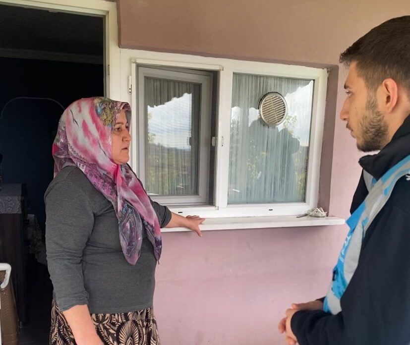 ak parti beykoz gencligi mavi yelekleri giydi 2 e1764603899931