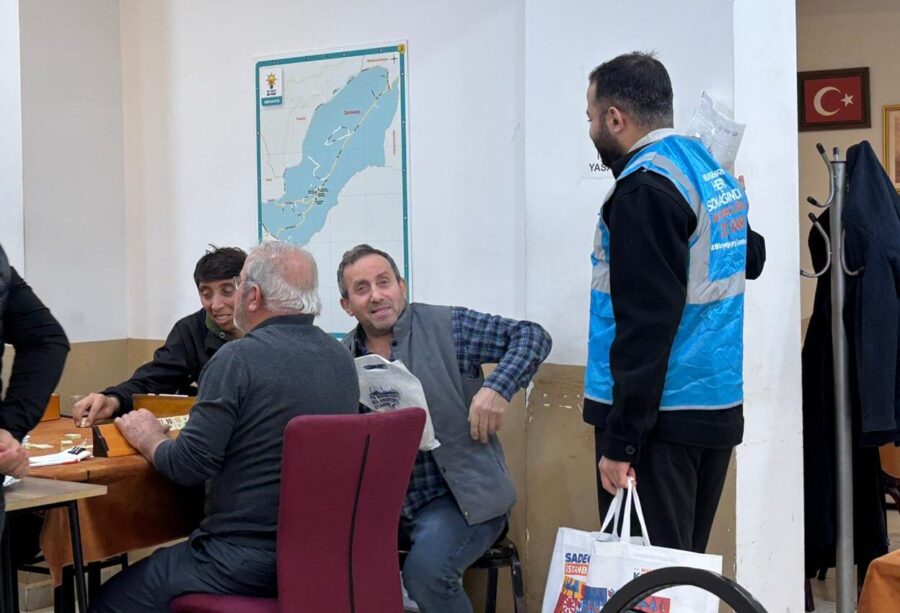 ak parti beykoz gencligi mavi yelekleri giydi 3 e1764603876139