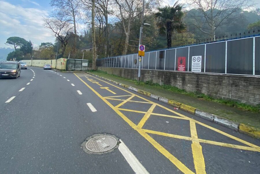 Beykoz’da otobüs duraklarına park eden araçlar İlçe Emniyet Müdürlüğü Trafik Denetleme Büro Amirliği tarafından çekildi. 22 araç sahibine ise hatalı park nedeniyle ceza yazıldı. 