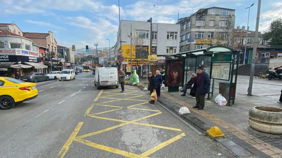 Beykoz’da otobüs duraklarına park eden araçlar İlçe Emniyet Müdürlüğü Trafik Denetleme Büro Amirliği tarafından çekildi. 22 araç sahibine ise hatalı park nedeniyle ceza yazıldı. 