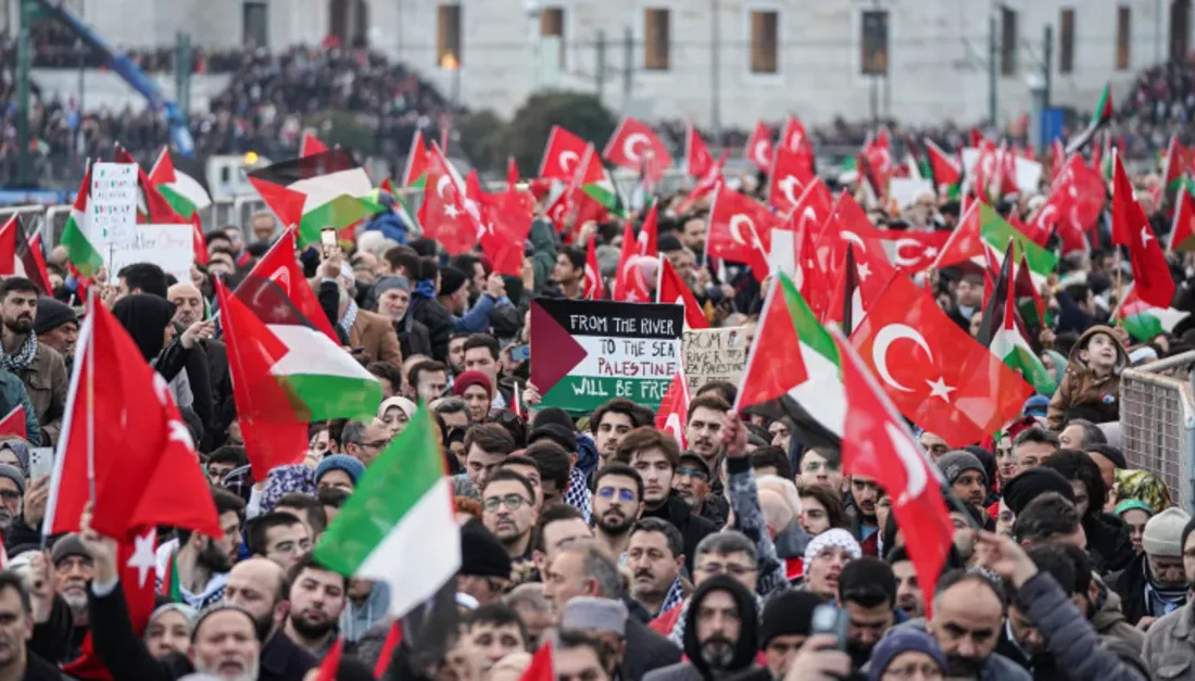 1 Ocak 2025 günü Galata Köprüsü’nde, Filistinli halkının sesi olmak