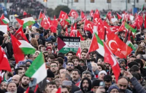 1 Ocak 2025 günü Galata Köprüsü’nde, Filistinli halkının sesi olmak