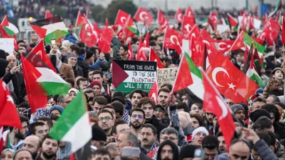 1 Ocak 2025 günü Galata Köprüsü’nde, Filistinli halkının sesi olmak