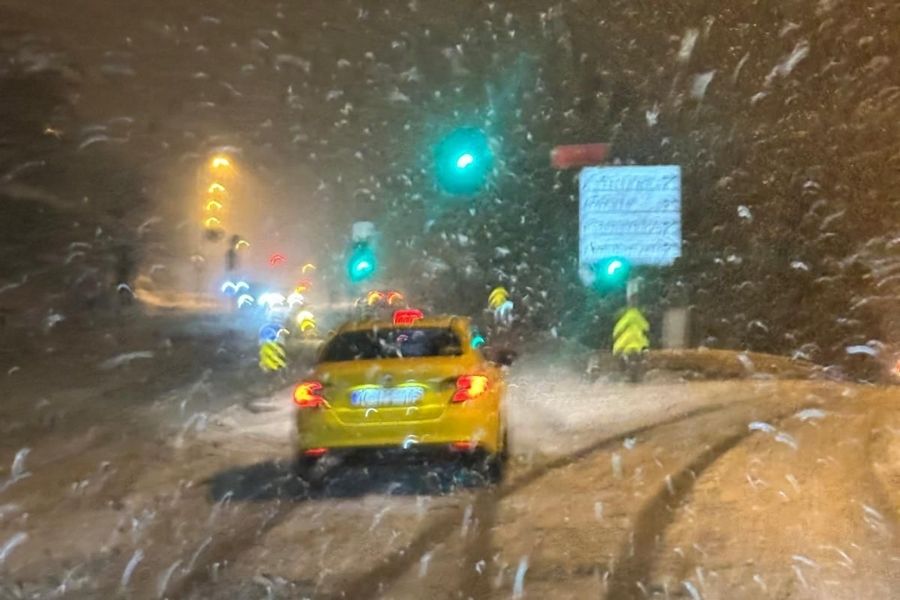 İstanbul Valiliği dün akşam saatlerinde başlayan kar yağışının ara verdiğini,