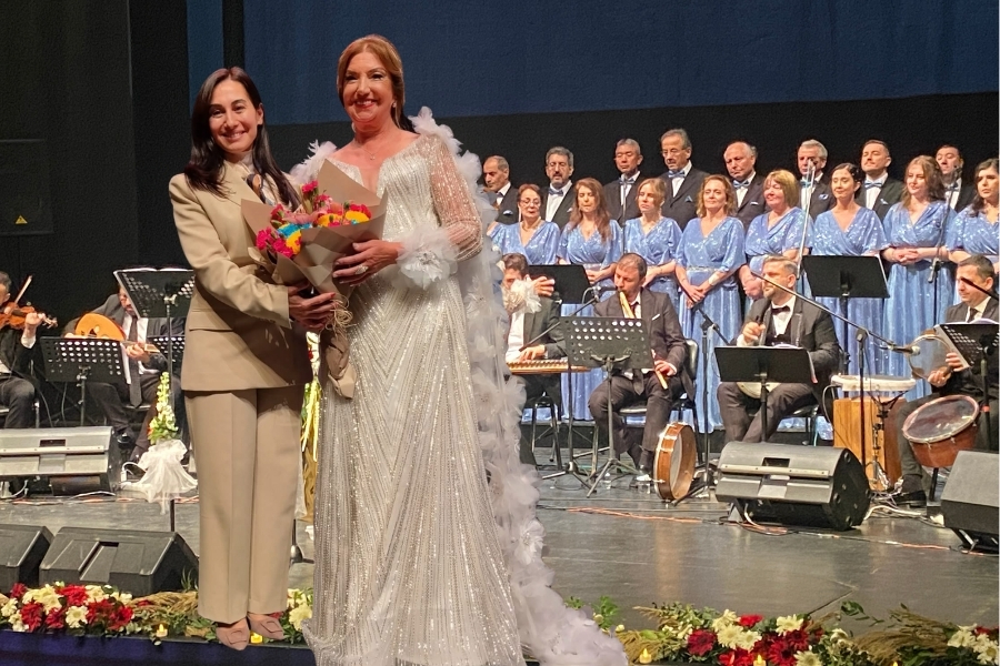 Nevin Çalışkan’ın Şef olduğu Beykoz Musiki Korosu 2025 yılının son konserinde göz doldurdu. Kısa bir süre çalışmalarına ara veren koro geçtiğimiz günlerde çalışmalarına yeniden başlarken, Şef Nevin Çalışkan, konsere kısa bir sürede hazırlandıklarını söyledi. 