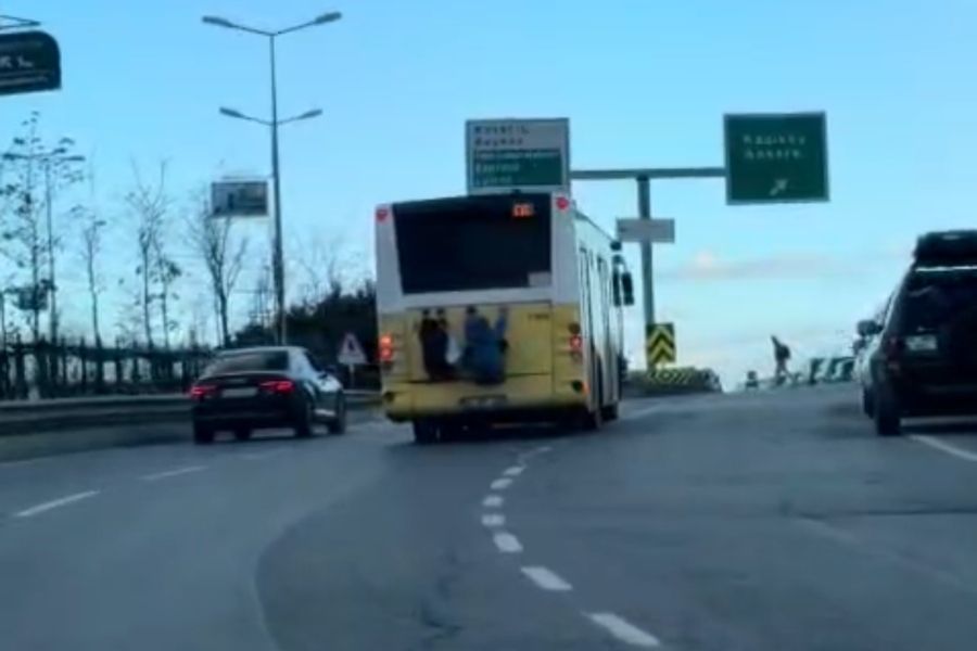 Beykoz’da 2 çocuğun otobüsün arkasına tutunarak yolculuk etmesi yürekleri ağza