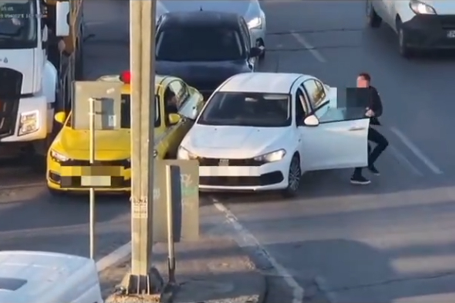 Beykoz’da trafik kavgası drone’ye yakalandı 1 Beykoz İlçe Emniyet Müdürlüğü Trafik Denetleme Büro Amirliği ekiplerinin yapmış olduğu denetimlerde iki sürücünün tartışması drone'ye yansıdı.