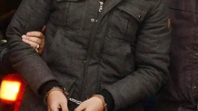 Belirlenen adreste yakalanan 22 yaşındaki A.A, yapılan kontrol sonrası ilk