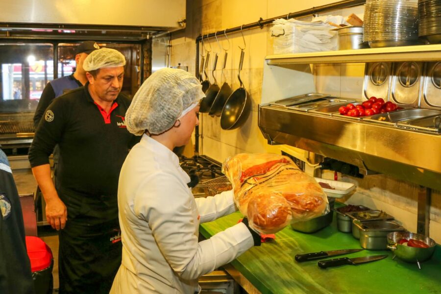 Beykoz Belediyesi, zabıta ekipleri Sağlık Müdürlüğü’nün gözetiminde gıda denetimlerine aralıksız devam ediyor. 