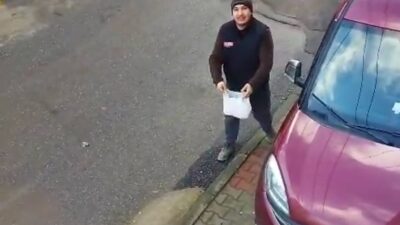 Beykoz'da yağışa yakalanan baba, oğlunu sevindirmek için poşete doldurduğu karlar