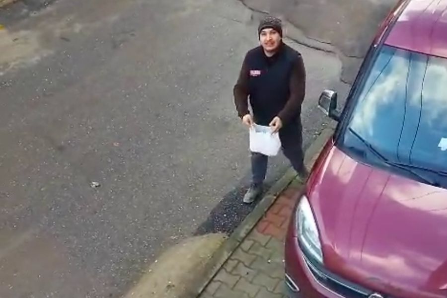 Beykoz'da yağışa yakalanan baba, oğlunu sevindirmek için poşete doldurduğu karlar