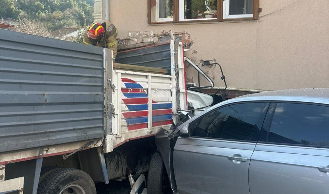 Beykoz Anadolukavağı Mirşah Hamam Sokağında, tahta yüklü bir kamyon duramayarak