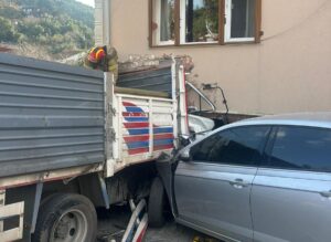 Beykoz Anadolukavağı Mirşah Hamam Sokağında, tahta yüklü bir kamyon duramayarak