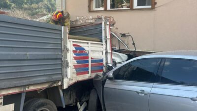 Beykoz Anadolukavağı Mirşah Hamam Sokağında, tahta yüklü bir kamyon duramayarak