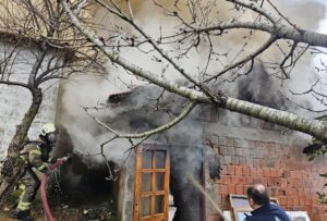 Beykoz Fatih Mahallesi’nde odunlukta çıkan yangın gecekonduya sirayet etti. Ekipler