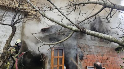 Beykoz Fatih Mahallesi’nde odunlukta çıkan yangın gecekonduya sirayet etti. Ekipler