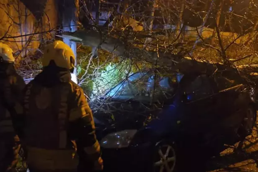 Gece saatlerinde etkili olan lodos ve sağanak nedeniyle Beykoz Soğuksu
