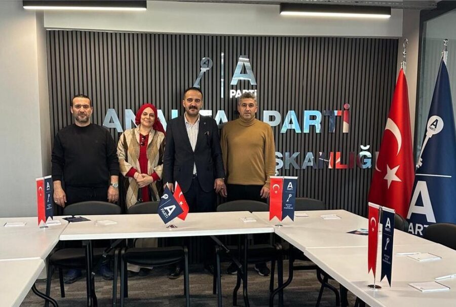 Anahtar Parti Beykoz’da faaliyetlerine başladı 2 Beykoz İlçe Başkanlığı’na Onur Kaya’nın atandığı Anahtar Parti, ilçe yönetimi oluşturmasının ve ilçe başkanlık binasında yapılan düzenlemelerin ardından faaliyetlerini hızlandırdı.