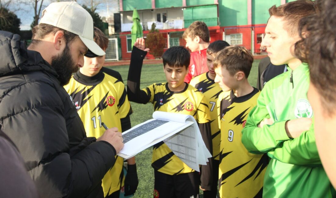 Paşabahçe Spor Kulübünde uzun yıllar değişik yaş gruplarına antrenör olarak