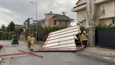 Beykoz’da sabah saatlerinden itibaren etkili olan lodos nedeniyle bazı işyeri