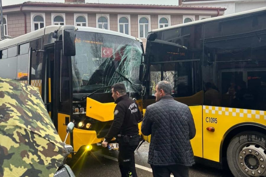 Beykoz Yalıköy Mahallesi'nde seyir halindeki bir İETT otobüsü, karşı yönden