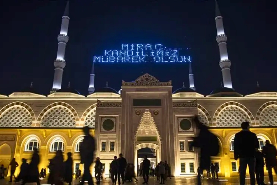 İslam Peygamberi Hz. Muhammed (SAV)'in yüce alemlere ve ilahi huzura