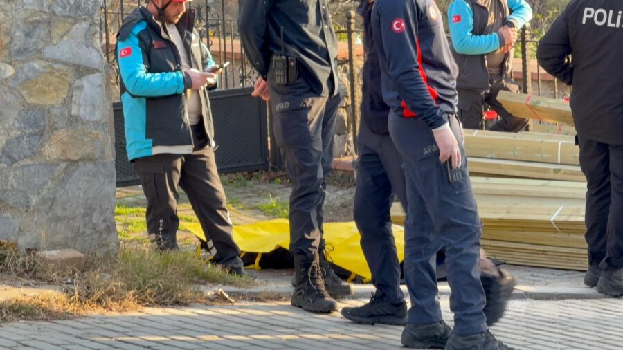 Anadolukavağı’nda rampa aşağı inen 34 DH 9369 plakalı kamyonet duramayarak, yoldaki iki yayaya çarptı. Yol kenarındaki eve çarparak durabilen kamyonet şoförü olay yerinde can verdi.