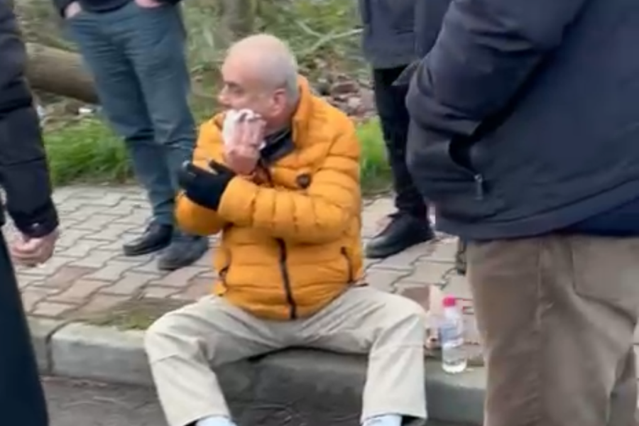 Beykoz Çubuklu Mahallesi’nde şiddetli lodostan dolayı devrilen ağaç kaldırımda yürüyen