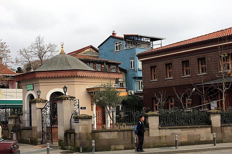 Beykoz Merkez Camii yanındaki gizemli hazire dikkati çekiyor 2 merkz2