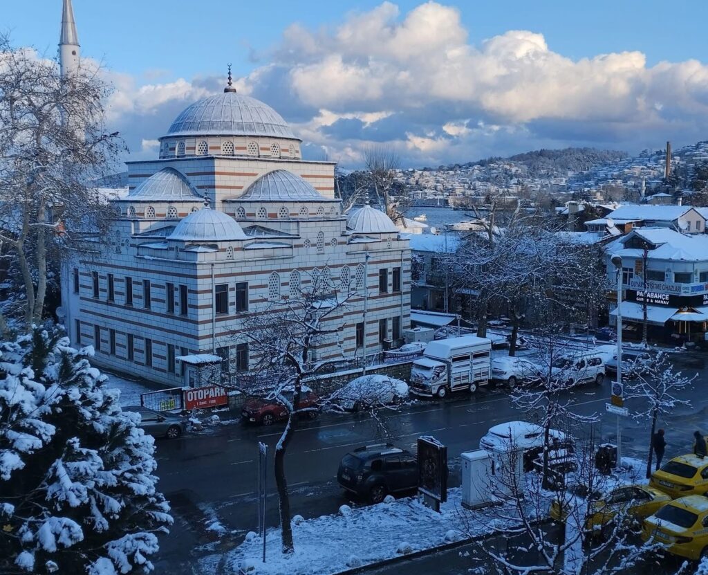 Beykoz’da iki gündür etkili olan kar yağışı vatandaşlarında yoğun ilgisini