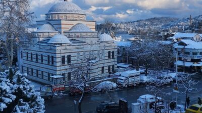 Beykoz’da iki gündür etkili olan kar yağışı vatandaşlarında yoğun ilgisini