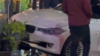 Beykoz’da direksiyon hakimiyetini kaybeden otomobil dükkana daldı. 