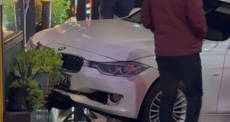 Beykoz’da direksiyon hakimiyetini kaybeden otomobil dükkana daldı. 