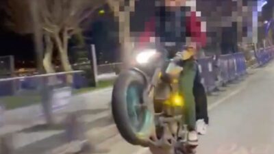 Beykoz Sahili’nde motosikletleriyle akrobatik hareketlerle trafiği tehlikeye atan 3 motosikletli