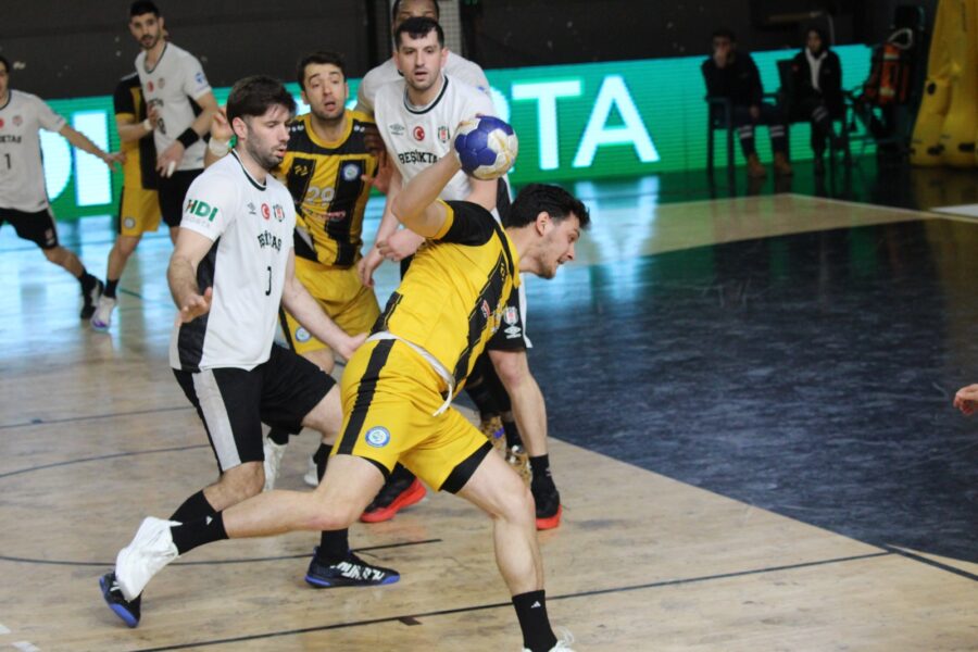 Beykoz Belediyesi hentbolda gençleri sahaya sürdü 2 Karşılaşmanın ilk yarısı 23-14 Beşiktaş üstünlüğünde geçilirken, Beykoz Teknik Kadrosu ikinci yarının büyük çoğunluğunu hafta sonunda oynayacağı önemli Köyceğiz Belediyesi maçını da düşünüp genç ve az süre alan oyuncuları ile geçirdi.