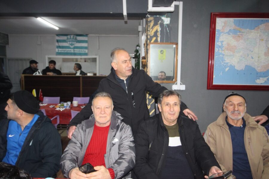 Beykoz Masterler Kulübü bu Ramazan ayını da boş geçmedi 1 Beykoz Masterler Futbol Kulübü kuruluşundan itibaren sürdürmüş olduğu iftar geleneğini bu yılda sürdürdü. 12 yıldır kurulan iftar sofrasında bir araya gelen camia bu Ramazan’da da Örnekköy Spor Kulübü Tesislerinde iftar sofrasını kurdu.