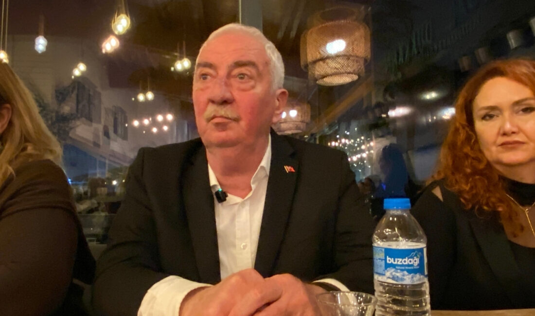 CHP Beykoz İlçe Başkanlığı’na seçildikten sonra Beykoz Belediyesi önünde yapmış